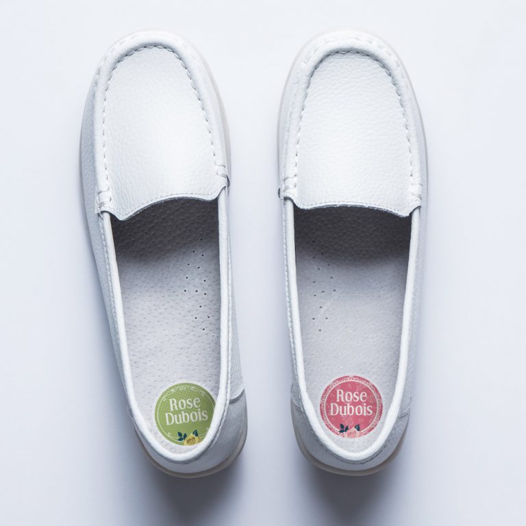 chaussure avec etiquette rouge